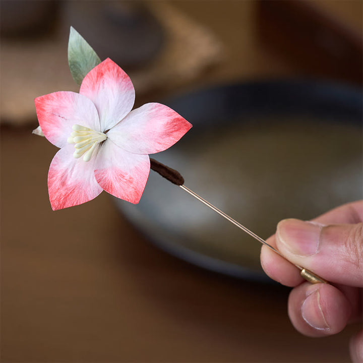 Buddha Stones Broche de cinco pétalos rojo con flor de terciopelo de seda artesanal - image 2