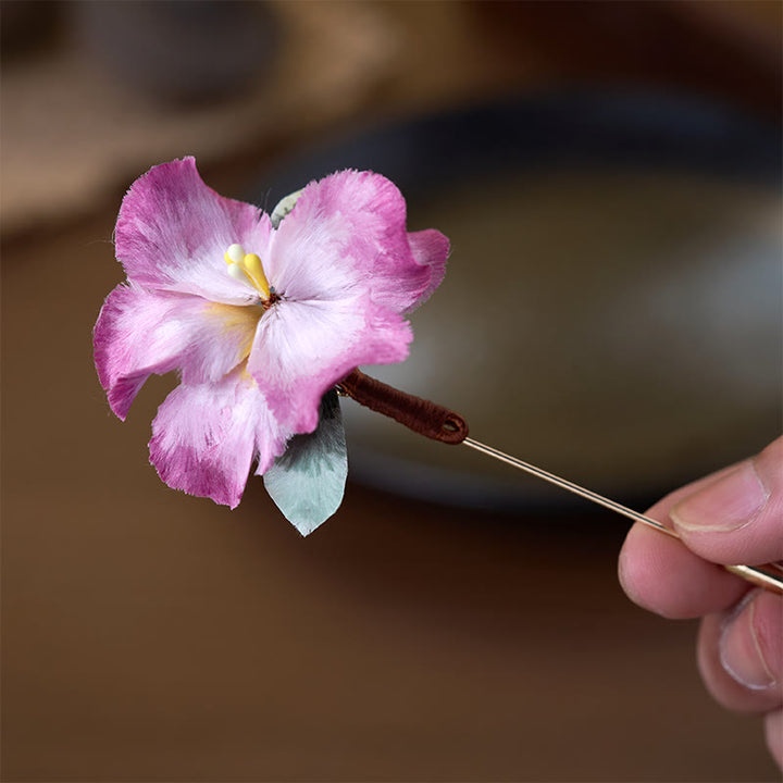 Buddha Stones Broche de flor de iris de terciopelo con arte de seda hecho a mano - image 2