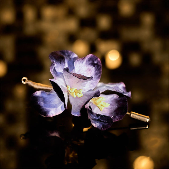 Buddha Stones Broche de flor de iris violeta claro con flor de terciopelo de seda artesanal - Iris morado claro de unos 7 cm - image 0
