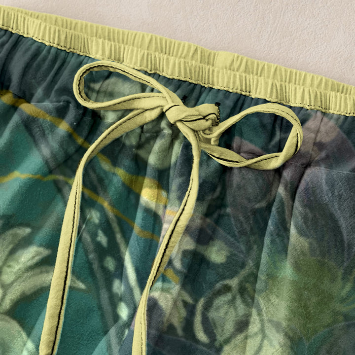 Buddha Stones Pantalones casuales de algodón blanco con estampado de hojas de loto para mujer, cintura elástica y bolsillos. - image 1