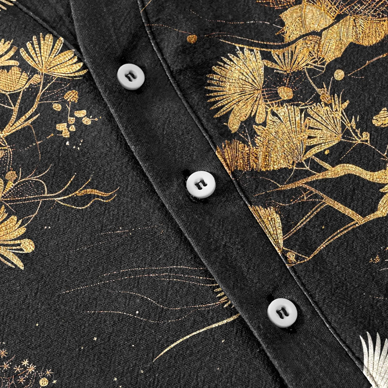 Buddha Stones Camisa de manga corta con medio botón para hombre, con estampado de pino, algodón y grulla blanca. - image 3