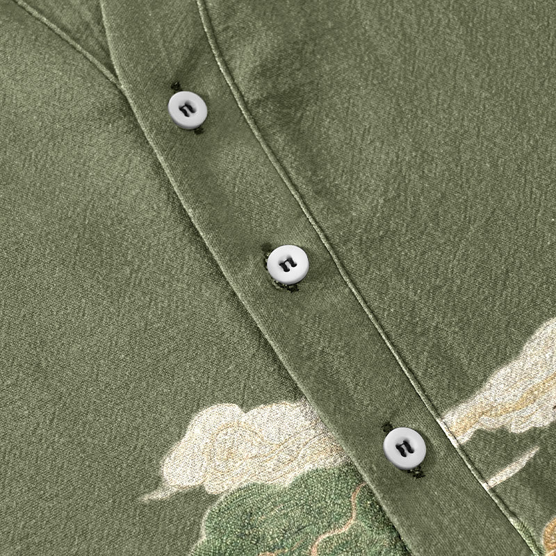 Buddha Stones Camisa de manga corta con medio botón para hombre con estampado de paisajes de nubes auspiciosas y grullas de algodón. - image 3