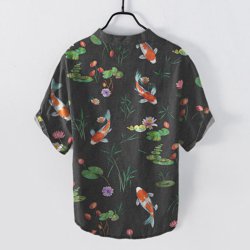 Buddha Stones Camisa de manga corta con medio botón para hombre, de algodón, con estampado de peces koi y loto. - image 1