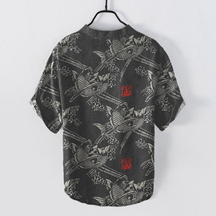 Buddha Stones Camisa de manga corta con medio botón para hombre, de algodón, con estampado de peces koi y bambú. - image 1