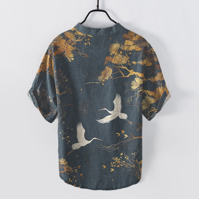 Buddha Stones Camisa de manga corta con medio botón para hombre, con estampado de pino, algodón y grulla blanca. - image 5