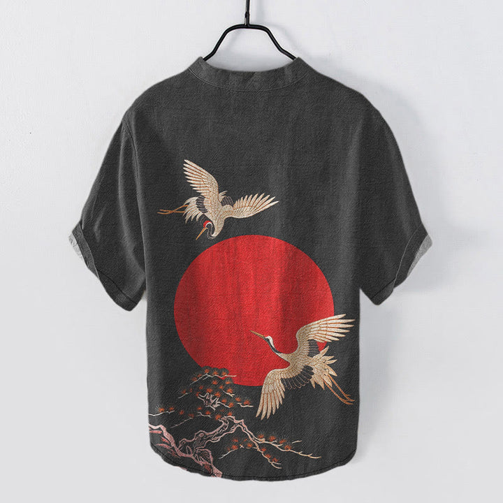 Buddha Stones Camisa de manga corta con medio botón para hombre, de algodón, con estampado sencillo de grulla, sol rojo y pino. - image 1