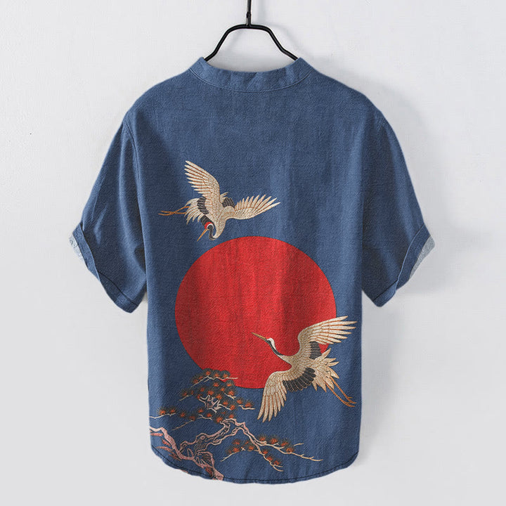 Buddha Stones Camisa de manga corta con medio botón para hombre, de algodón, con estampado sencillo de grulla, sol rojo y pino. - image 5
