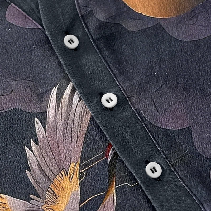 Buddha Stones Camisa de manga corta con medio botón para hombre, de algodón, con estampado de grullas y luna llena. - image 3