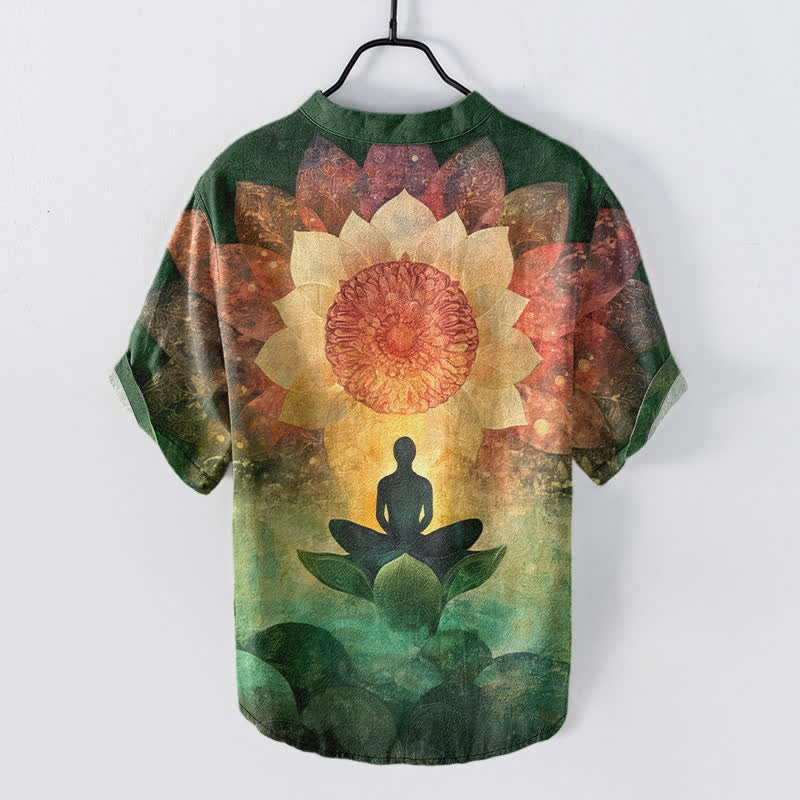 Buddha Stones Camisa de manga corta con medio botón para hombre, con estampado de figura de loto meditando, de algodón. - image 1