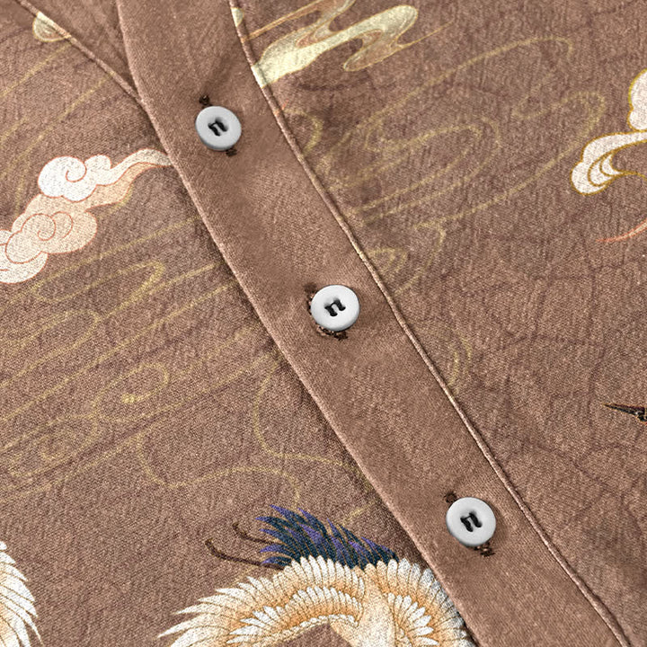 Buddha Stones Camisa de manga corta con medio botón para hombre con estampado de pájaros voladores y nubes. - image 3