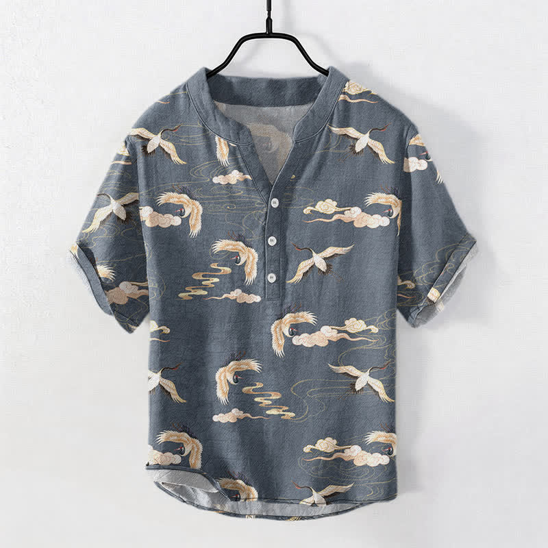 Buddha Stones Camisa de manga corta con medio botón para hombre con estampado de pájaros voladores y nubes. - image 5