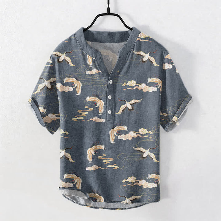 Buddha Stones Camisa de manga corta con medio botón para hombre con estampado de pájaros voladores y nubes. - image 5