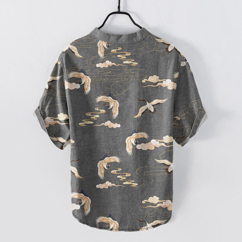 Buddha Stones Camisa de manga corta con medio botón para hombre con estampado de pájaros voladores y nubes. - image 8