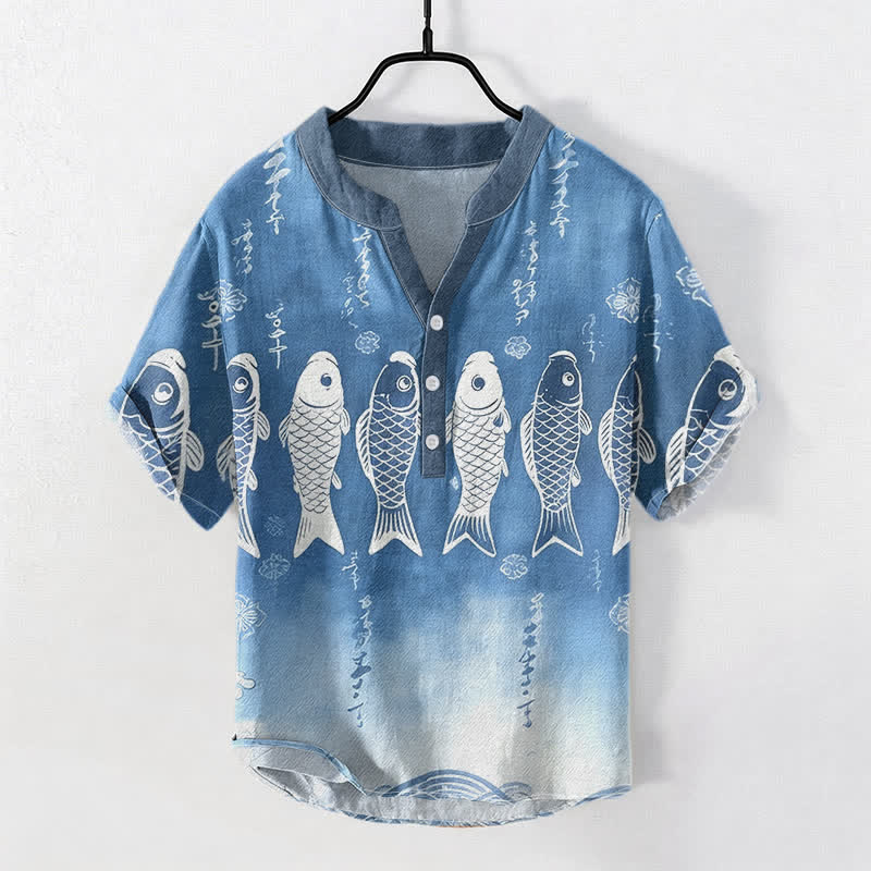 Buddha Stones Camisa de manga corta con medio botón para hombre, de algodón, con emblema de pez koi. - Azul acero - US/UK/AU50, EU60 (5XL) - image 0