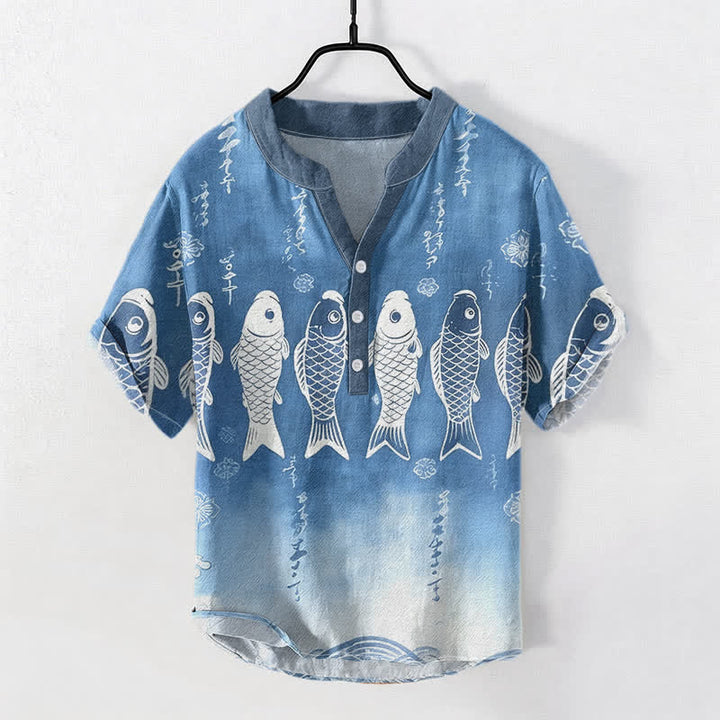 Buddha Stones Camisa de manga corta con medio botón para hombre, de algodón, con emblema de pez koi. - Azul acero - US/UK/AU50, EU60 (5XL) - image 0