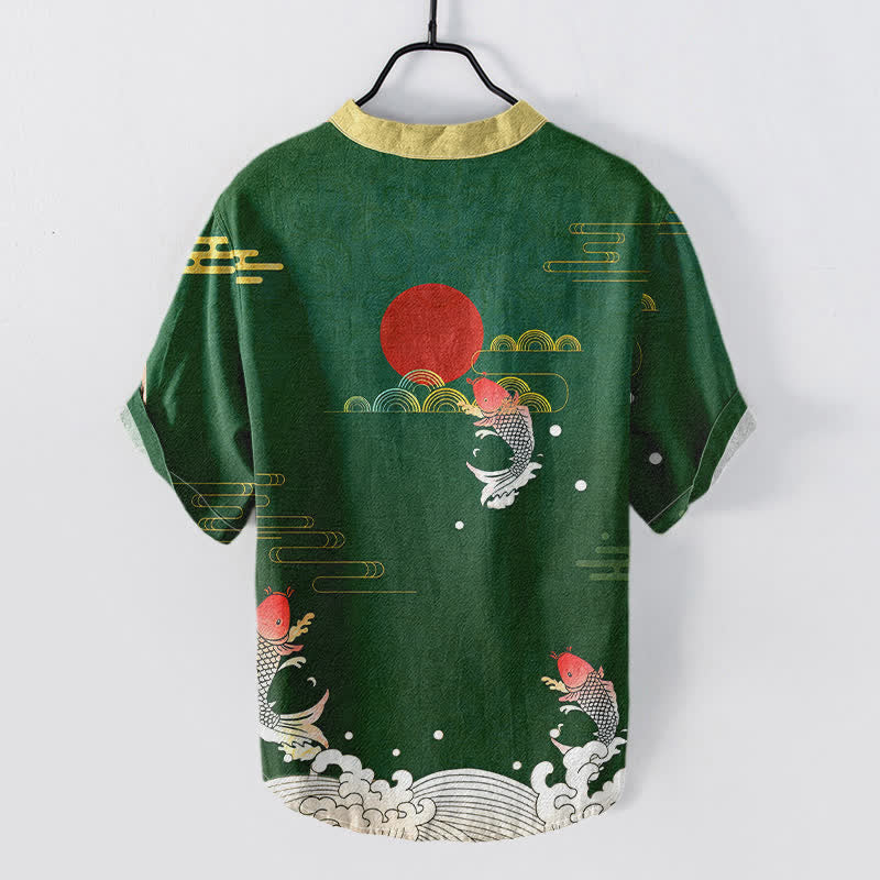 Buddha Stones Camisa de manga corta con medio botón para hombre, con estampado de pez koi rojo, sol y nube. - image 4