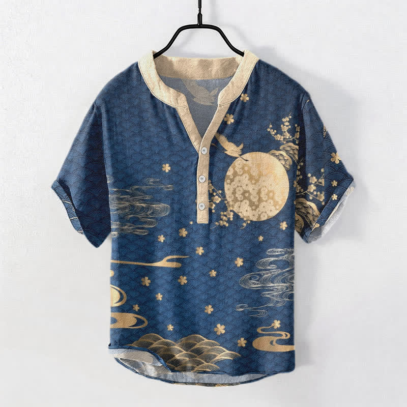 Buddha Stones Camisa de manga corta con medio botón para hombre, con estampado de flor de ciruelo, luna llena y emblema de grulla. - Azul acero - US/UK/AU50, EU60 (5XL) - image 0
