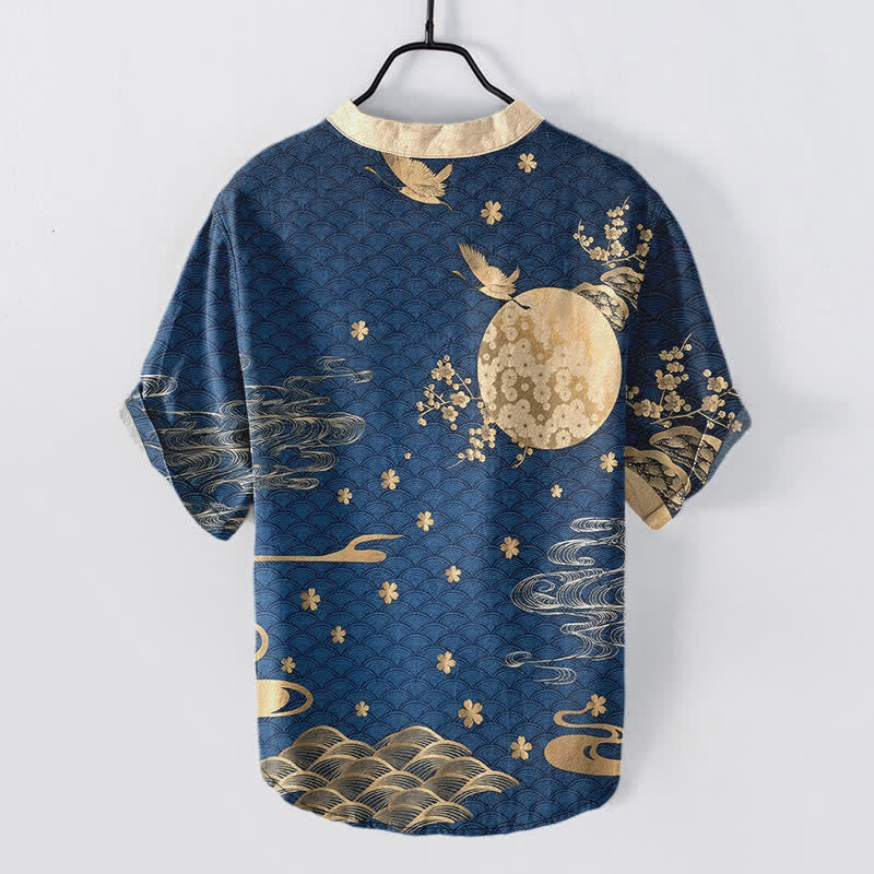 Buddha Stones Camisa de manga corta con medio botón para hombre, con estampado de flor de ciruelo, luna llena y emblema de grulla. - image 1