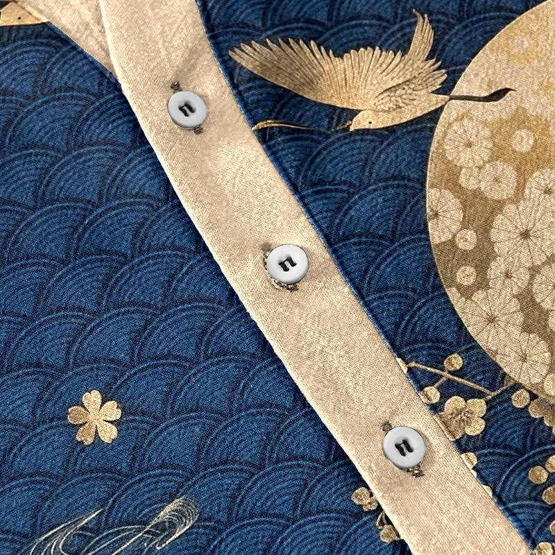 Buddha Stones Camisa de manga corta con medio botón para hombre, con estampado de flor de ciruelo, luna llena y emblema de grulla. - image 3