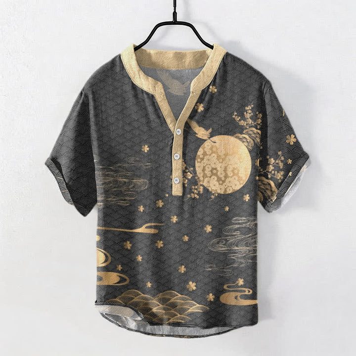 Buddha Stones Camisa de manga corta con medio botón para hombre, con estampado de flor de ciruelo, luna llena y emblema de grulla. - Gris oscuro - US/UK/AU50, EU60 (5XL) - image 5