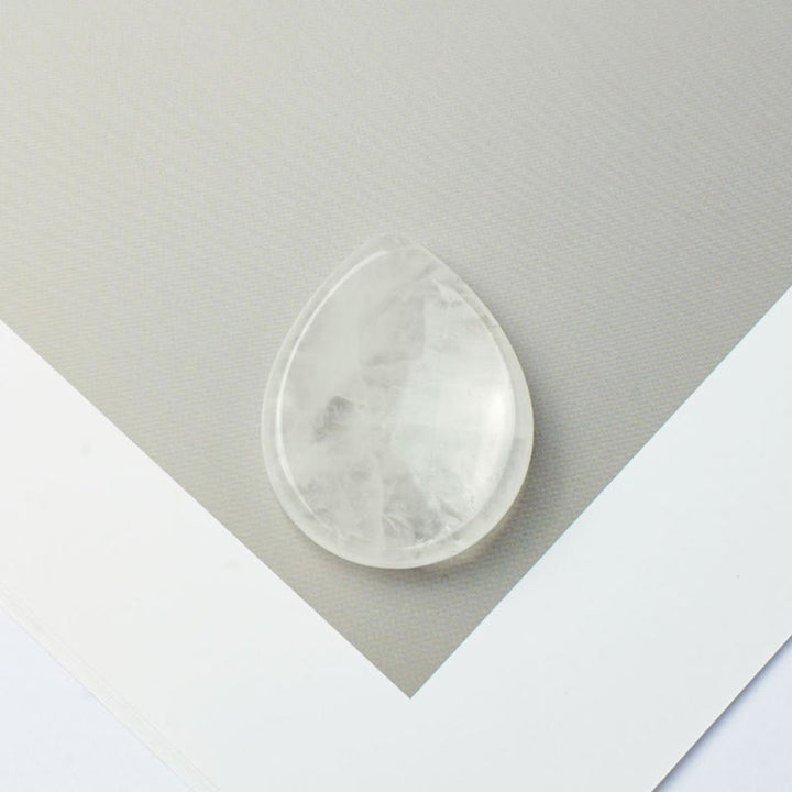 Buddha Stones Piedra antiestrés con forma de lágrima, cristal protector, decoración, 34*26*7,8 cm - Cuarzo transparente natural (el color puede variar) - 34*26*7,8 mm - image 1