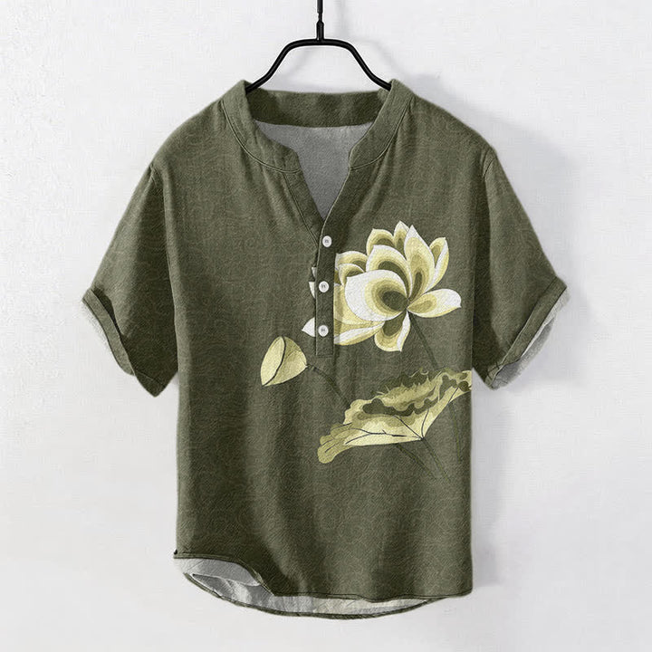 Buddha Stones Camisa de manga corta con medio botón y estampado de loto en acuarela de algodón para hombre - Verde oliva oscuro - US/UK/AU50, EU60 (5XL) - image 0