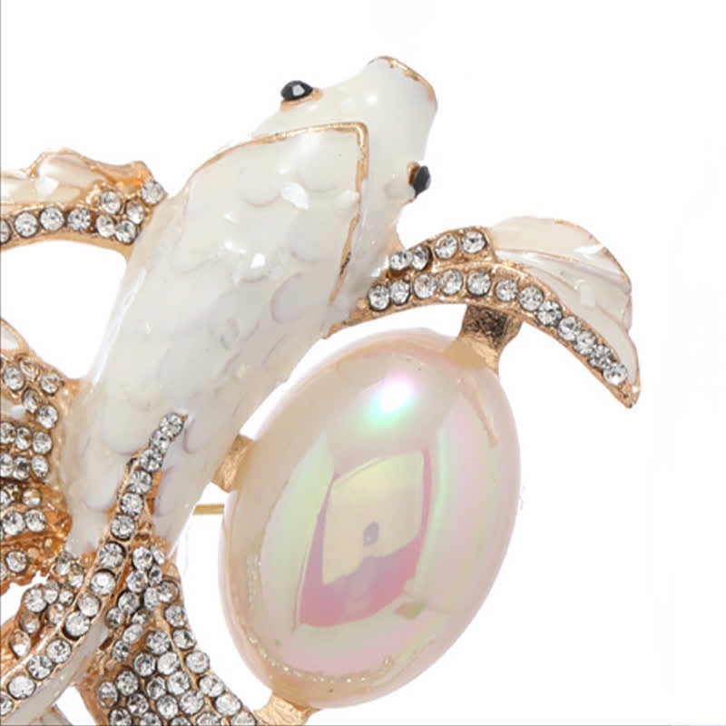 Buddha Stones Broche de perlas con forma de pez koi esmaltado - image 3