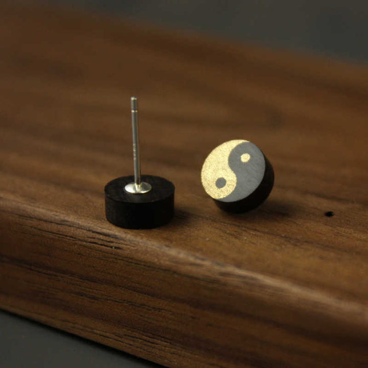 Buddha Stones Pendientes de botón de madera de ébano con equilibrio Yin Yang - Yin Yang (postes de plata de ley 925) - image 0