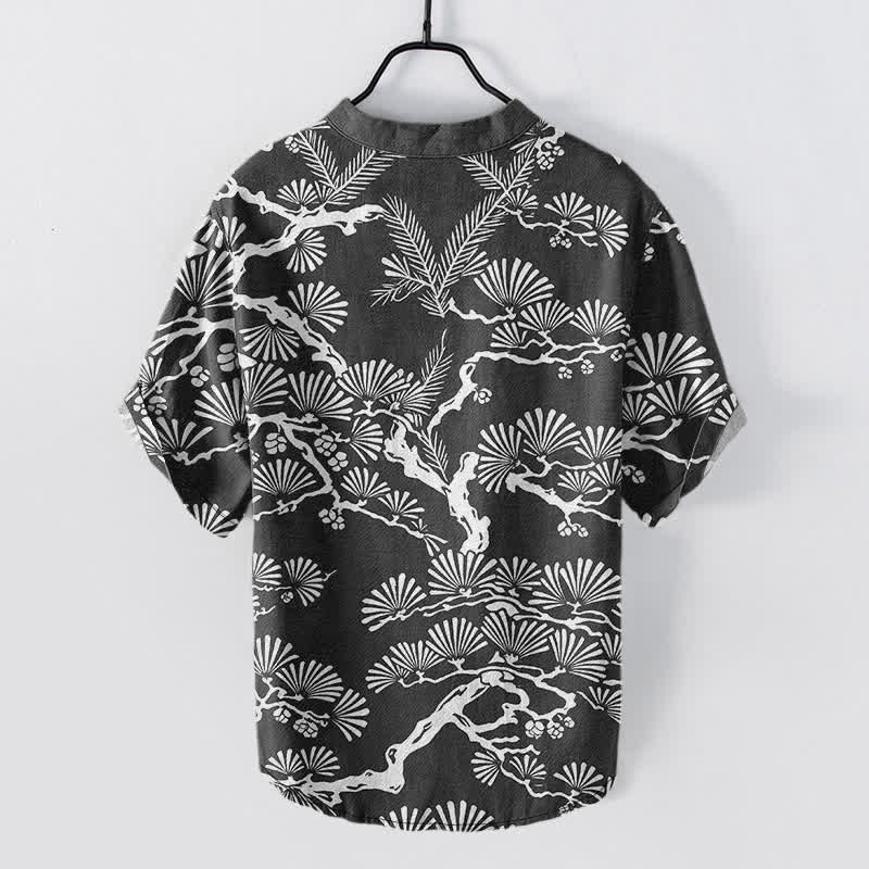 Buddha Stones Camisa de manga corta con medio botón para hombre, de algodón blanco con estampado botánico de agujas de pino. - image 1