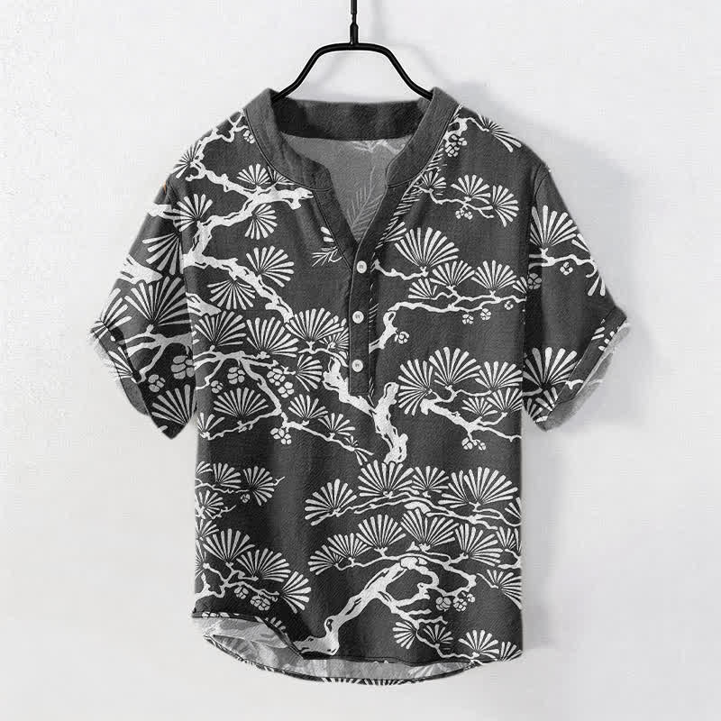 Buddha Stones Camisa de manga corta con medio botón para hombre, de algodón blanco con estampado botánico de agujas de pino. - Negro - US/UK/AU50, EU60 (5XL) - image 0