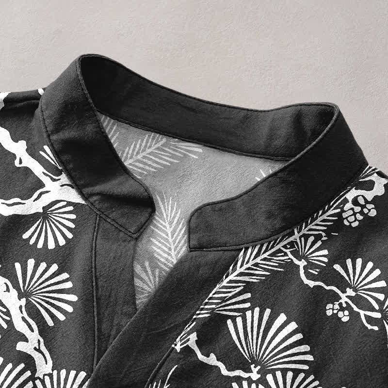 Buddha Stones Camisa de manga corta con medio botón para hombre, de algodón blanco con estampado botánico de agujas de pino. - image 2