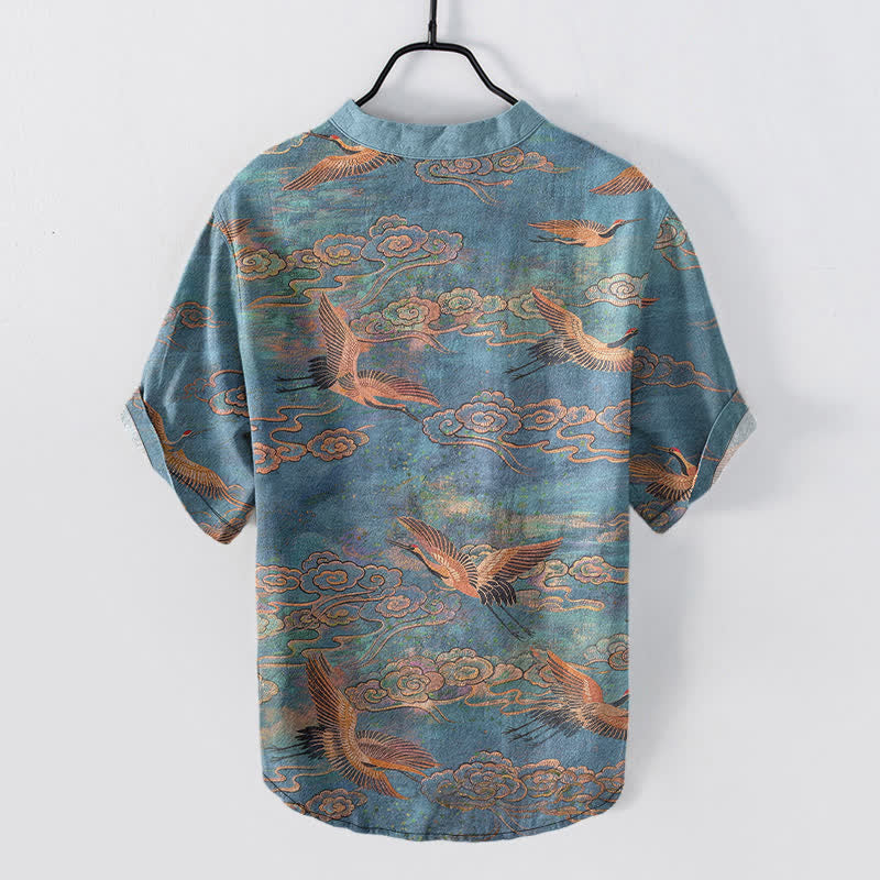 Buddha Stones Camisa de manga corta con medio botón para hombre, de algodón, con estampado de grullas voladoras y nubes. - image 1