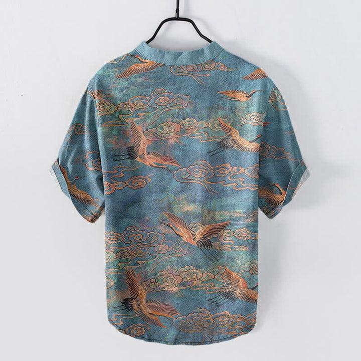 Buddha Stones Camisa de manga corta con medio botón para hombre, de algodón, con estampado de grullas voladoras y nubes. - image 1