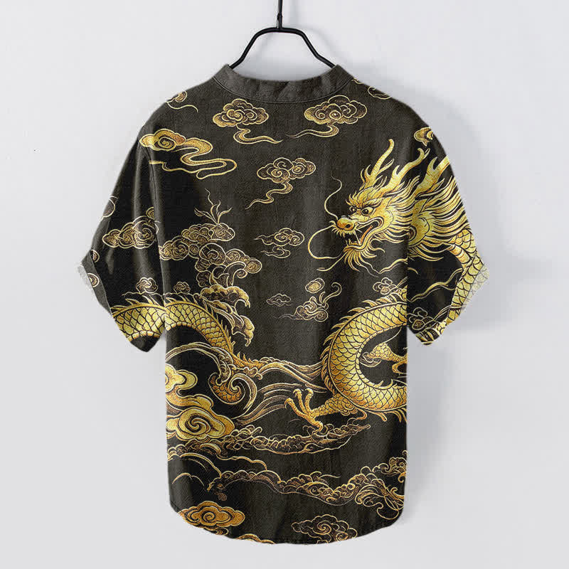 Buddha Stones Camisa de manga corta con medio botón para hombre, de algodón, con estampado de nube y dragón dorado. - image 1