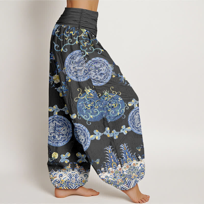 Buddha Stones Pantalones harem de algodón índigo con estampado de medallón de dragón y cintura elástica para mujer. - image 2