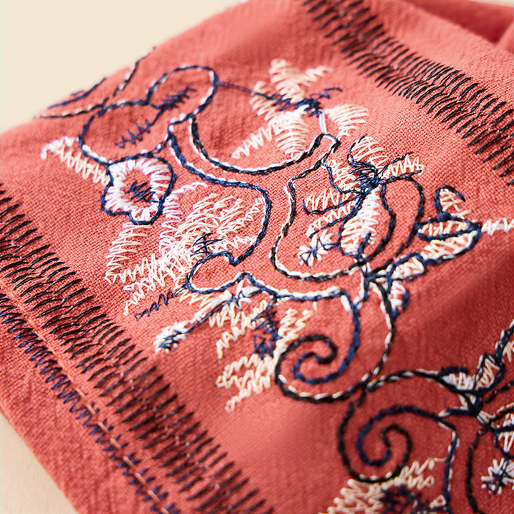 Camisa de mujer informal con cuello inclinado, tirantes y flores bordadas con Buddha Stones. - image 4