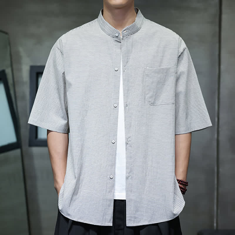Buddha Stones Camisa de manga corta para hombre, estilo casual de verano, con cuello mandarín y estampado de rayas diplomáticas. - Gris claro - US/UK/AU46, EU56 (5XL) - image 0