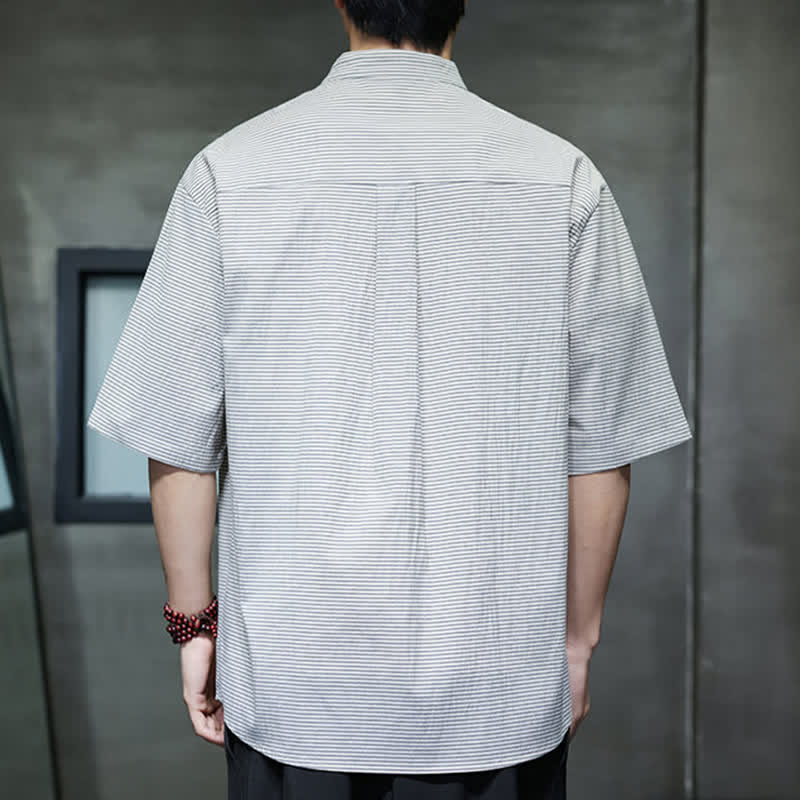 Buddha Stones Camisa de manga corta para hombre, estilo casual de verano, con cuello mandarín y estampado de rayas diplomáticas. - image 1