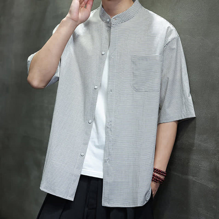 Buddha Stones Camisa de manga corta para hombre, estilo casual de verano, con cuello mandarín y estampado de rayas diplomáticas. - image 3