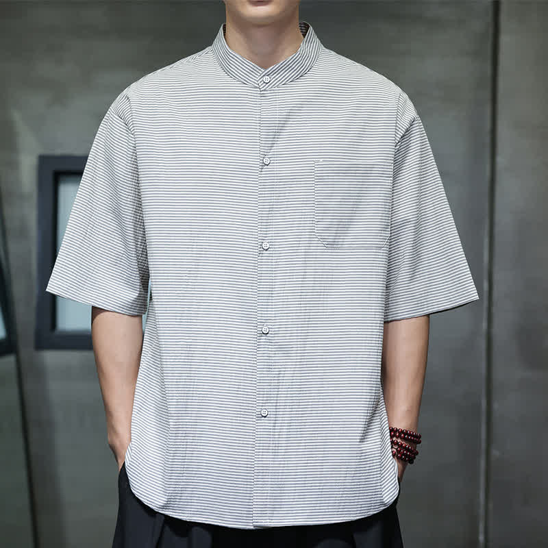Buddha Stones Camisa de manga corta para hombre, estilo casual de verano, con cuello mandarín y estampado de rayas diplomáticas. - image 2