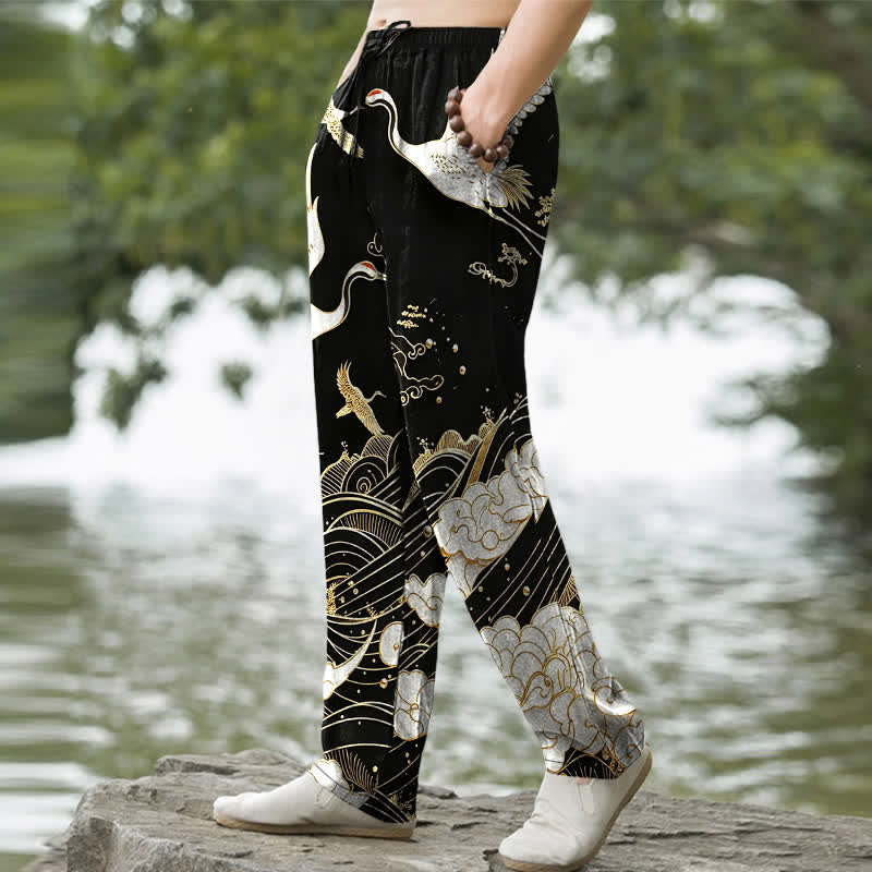 Buddha Stones Pantalones de hombre de algodón blanco con estampado de grullas y olas, corte cónico y bolsillos. - image 1