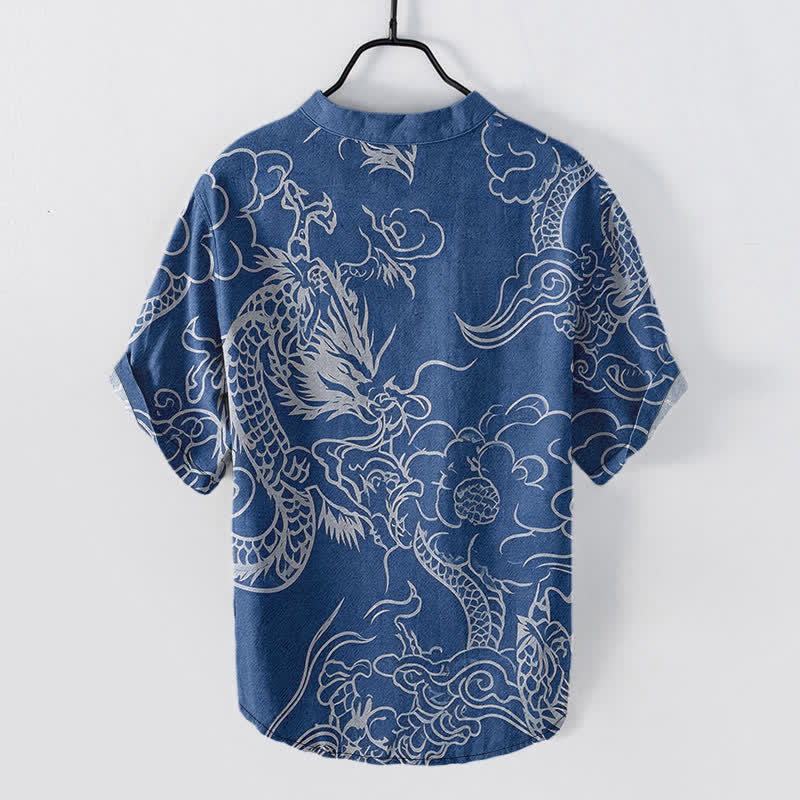 Buddha Stones Camisa de manga corta con medio botón para hombre, de algodón blanco con estampado de nube de dragón. - image 1