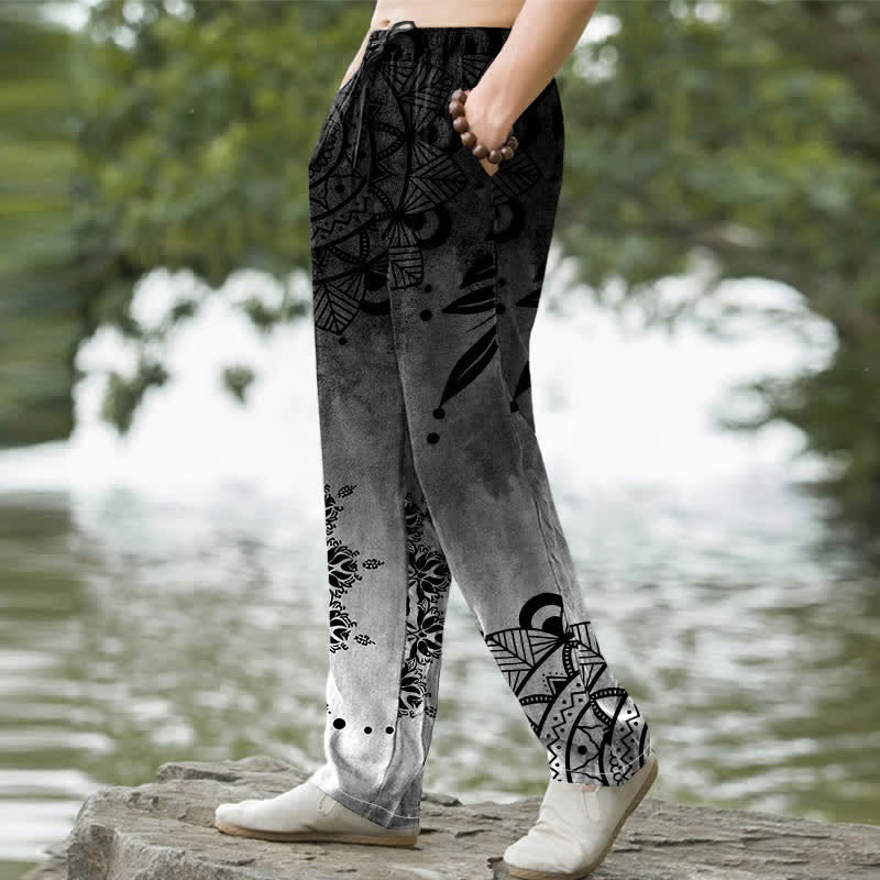 Buddha Stones Pantalones de hombre de algodón con estampado de mandala degradado y corte ajustado, con bolsillos. - image 9