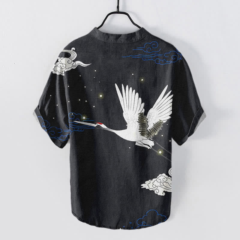 Buddha Stones Camisa de manga corta con medio botón para hombre, de algodón, con estampado de grullas voladoras y nubes. - image 1