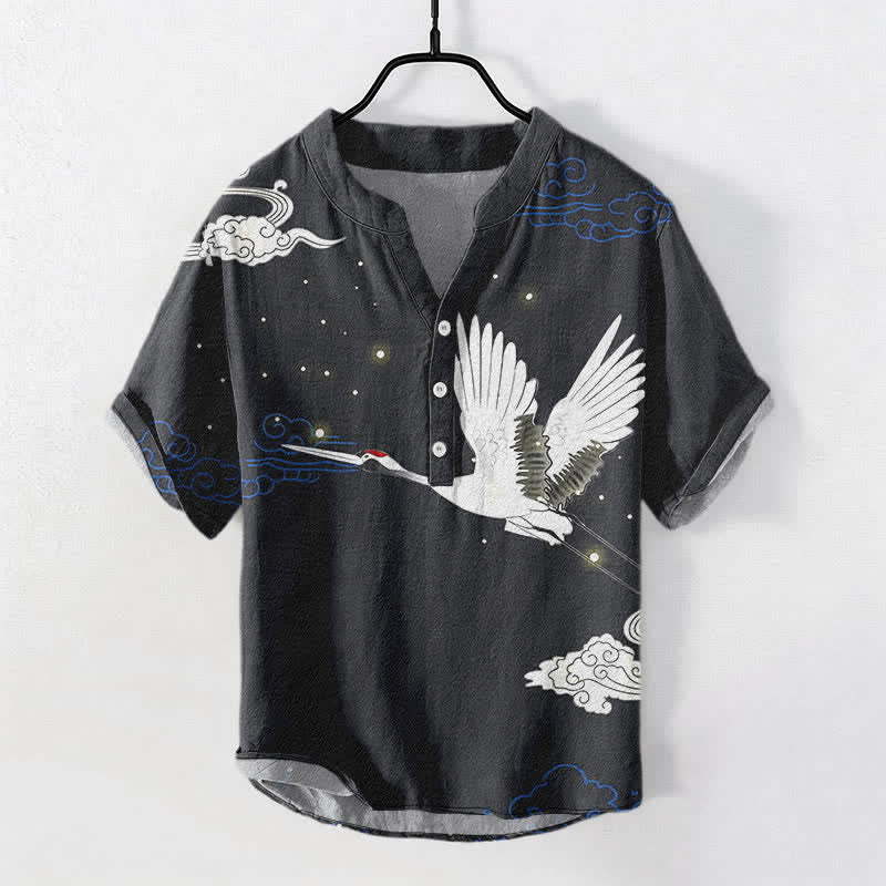 Buddha Stones Camisa de manga corta con medio botón para hombre, de algodón, con estampado de grullas voladoras y nubes. - Negro - US/UK/AU50, EU60 (5XL) - image 0