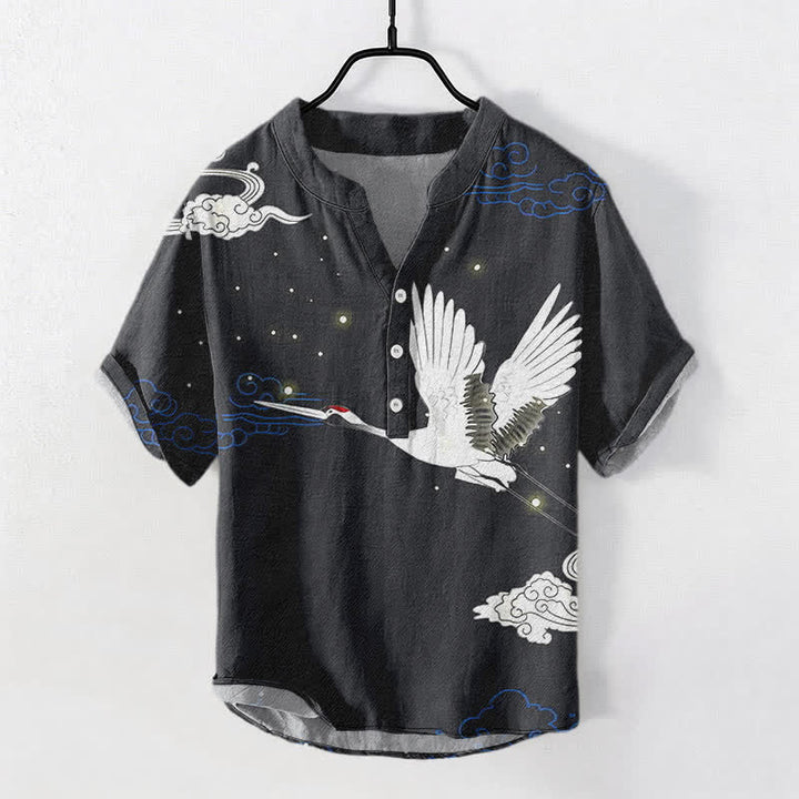 Buddha Stones Camisa de manga corta con medio botón para hombre, de algodón, con estampado de grullas voladoras y nubes. - Negro - US/UK/AU50, EU60 (5XL) - image 0