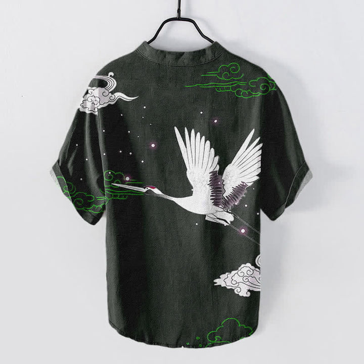 Buddha Stones Camisa de manga corta con medio botón para hombre, de algodón, con estampado de grullas voladoras y nubes. - image 6