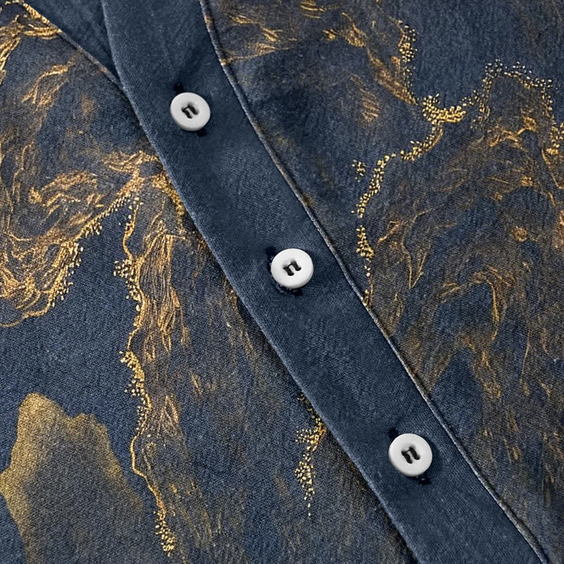 Buddha Stones Camisa de manga corta con medio botón para hombre, de algodón, con estampado de pinos de montaña dorados. - image 3