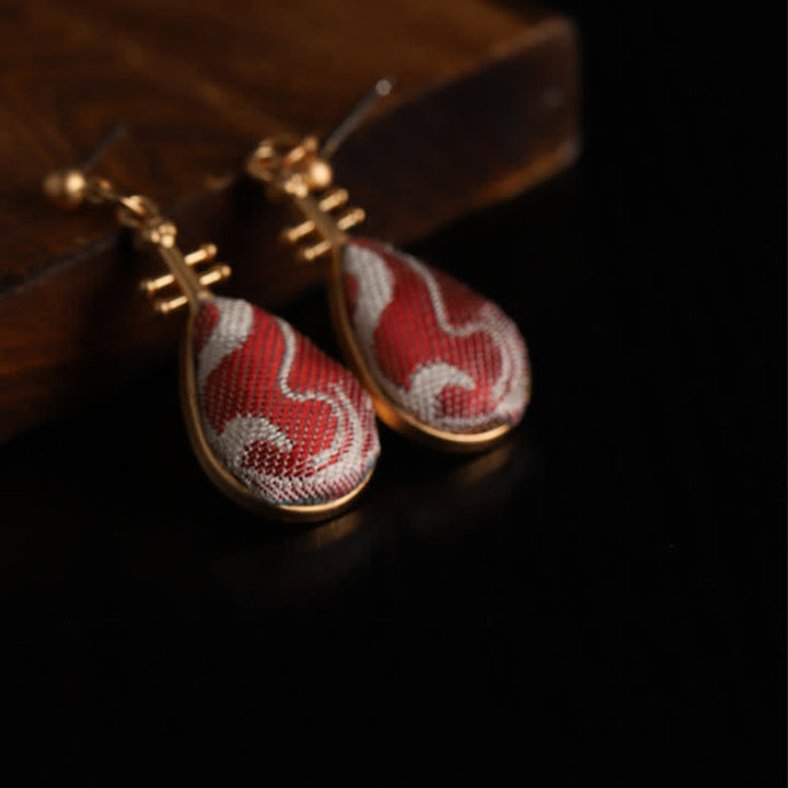 Buddha Stones Pendientes de lágrima Harmony con diseño de brocado blanco y estampados Song. - image 4