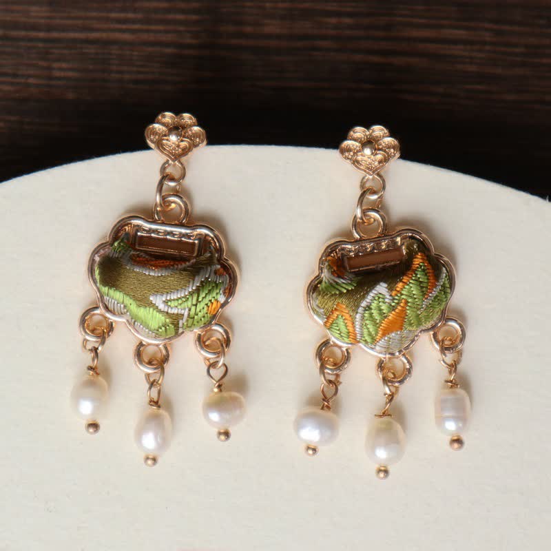 Buddha Stones Pendientes colgantes de seda brocada con diseño de candado de la paz y perlas de protección. - image 2